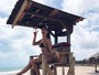 Flávia Viana posa de 'salva-vidas' e exibe corpaço em dia de praia