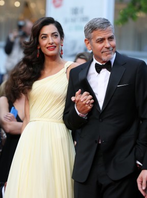 Amal Alamuddin e George Clooney na première de Jogo do Dinheiro, no Festival de Cannes (Foto: AFP)