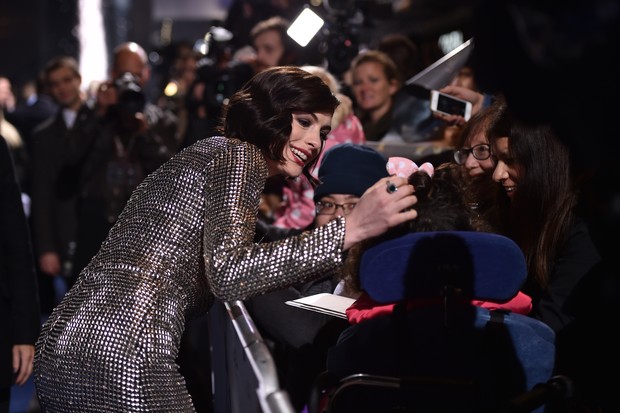 Anne Hathaway na première de Instellar, em Londres (Foto: AFP)