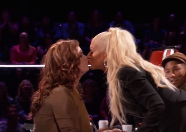 Christina Aguilera dá selinho em participante do The Voice nos Estados Unidos (Foto: Reprodução/NBC)