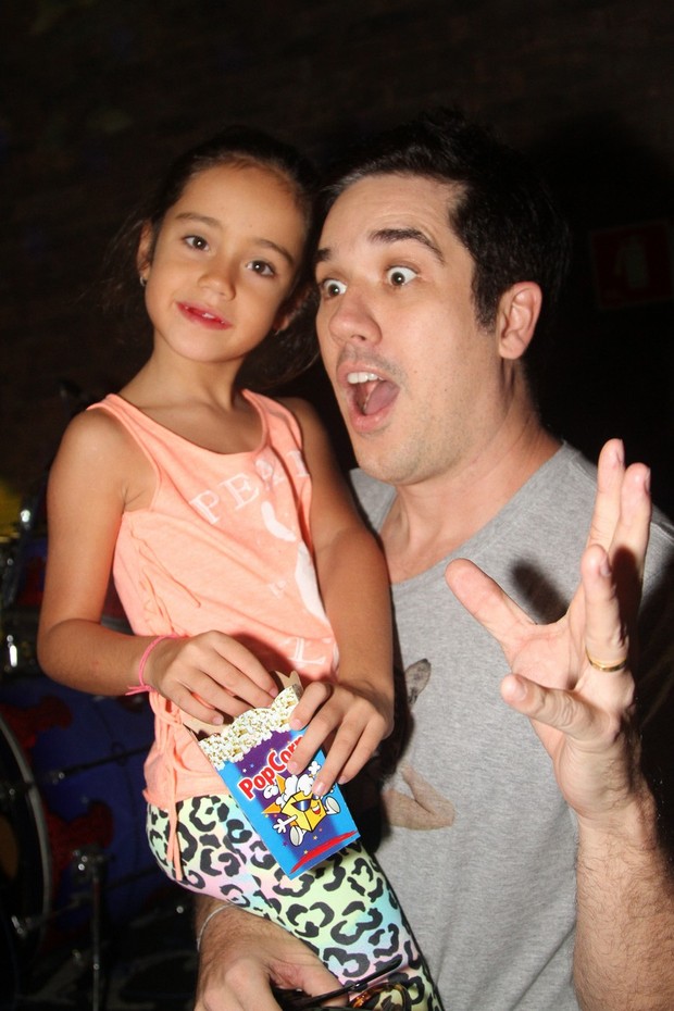 Rogério Flausino com a filha (Foto: Thiago Duran / AgNews)