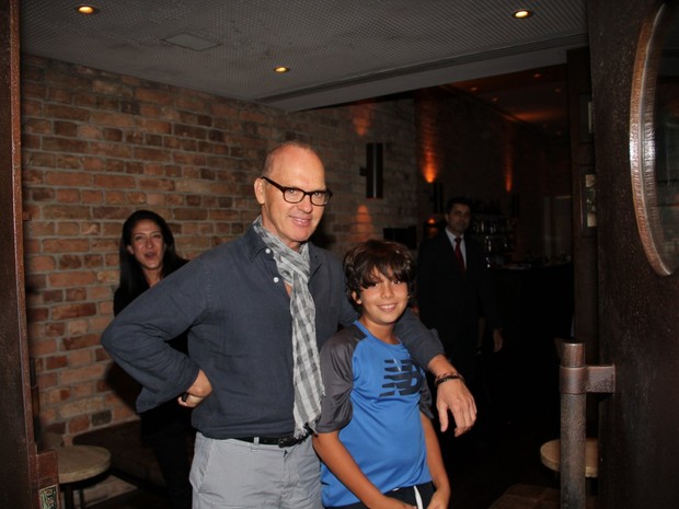 Michael Keaton com o filho do diretor José Padilha em restaurante em Ipanema, Zona Sul do Rio (Foto: Ag. News)
