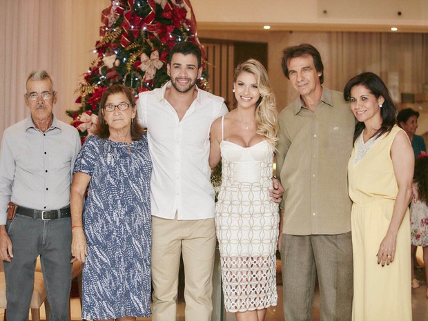 Gusttavo Lima e Andressa Suita com a família em Goiânia (Foto: João Augusto/ Michelle Barzotto/ Divulgação)