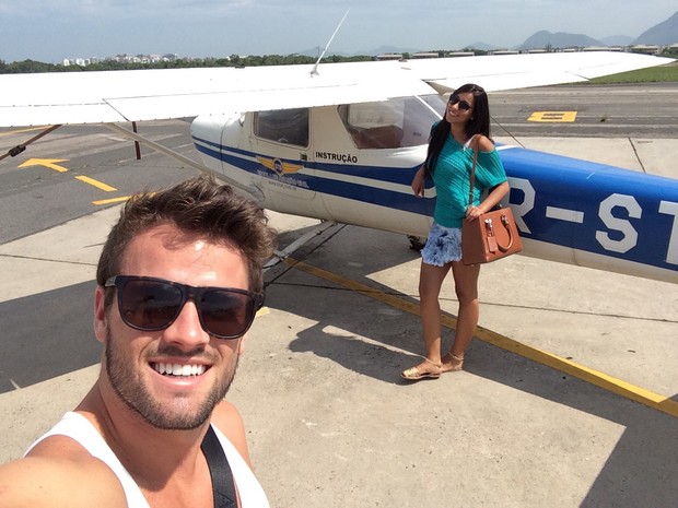 Rafael e Talita em escola de aviação (Foto: Arquivo Pessoal)