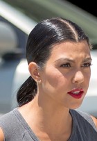 Estresse: Kourtney Kardashian exibe mecha de fios brancos após separação