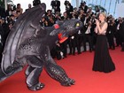Cate Blanchett tem companhia de um dragão no tapete vermelho de Cannes