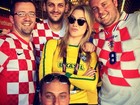 Fiorella Mattheis posa com torcedores croatas: 'Não vem que não tem'