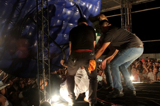 Sorocaba cai durante show em São Paulo (Foto: Paduardo / AgNews)