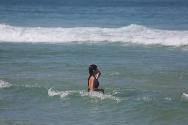 Anna Lima na praia (Foto: Dilson Silva / Agnews)