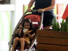 Tânia Mara vai às compras com a filha em shopping do Rio 