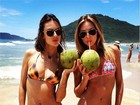 Alessandra Ambrósio e amiga fazem pose de biquininho na praia