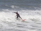 Paulinho Vilhena surfa em praia no Rio e mostra habilidade com a prancha 