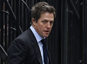 Hugh Grant deixa tribunal em Londres (Foto: Reuters)