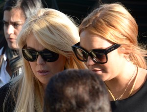 Dina e Lindsay Lohan (Foto: JOE KLAMAR / AFP)