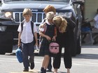Julia Roberts leva os três filhos ao colégio em Los Angeles