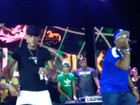 No palco de festa de 21 anos, Neymar mostra uma de suas dancinhas; vídeo