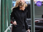 Look do dia: Jennifer Lopez não abre mão do saltão em dia frio em NY