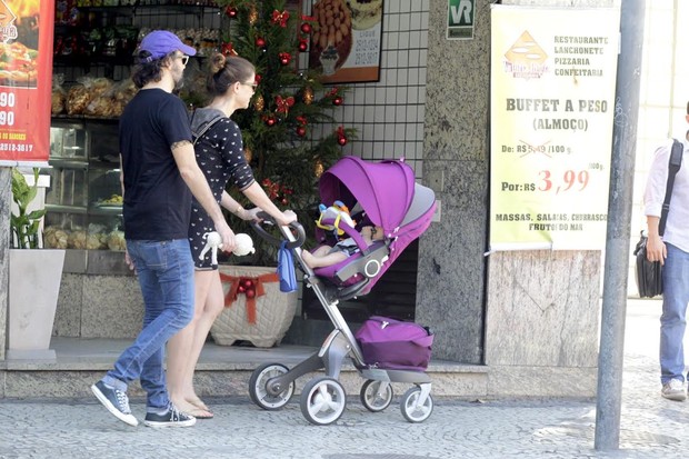 Alinne Morais passeia em família (Foto: Delson Silva  e Marcus Pavao / AgNews)