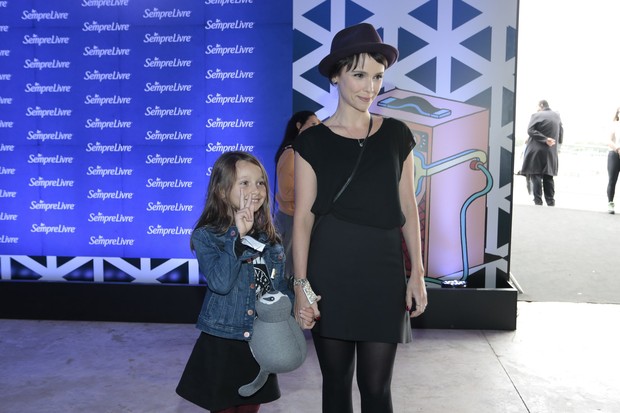 Débora Falabella com a filha (Foto: Manuela Scarpa e Rafael Cusato / Brazil News)