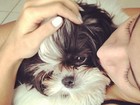 Anitta se diverte brincando com cachorro: 'Meu lindão'