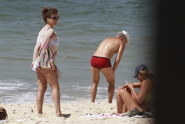 Giovanna Antonelli na praia da Barra da Tijuca, RJ (Foto: Dilson Silva / Agnews)