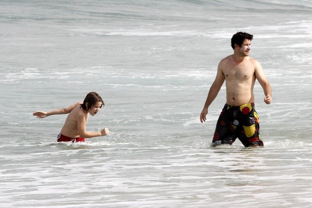 Murílo Benício na praia com o filho e amiga (Foto: FotoRioNews)