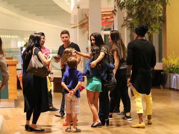 Anitta com fãs em shopping na Zona Oeste do Rio (Foto: Fábio Moreno/ Ag. News)