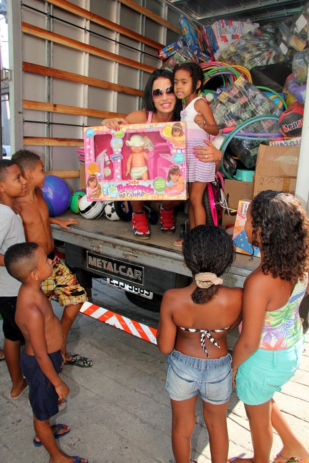 Gracyanne Barbosa distribui presentes na Mangueira (Foto: Adna Barbosa / Foto Rio News)