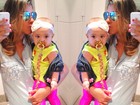 Ex-BBB Karla leva filha ao médico com tênis e chupeta de oncinha