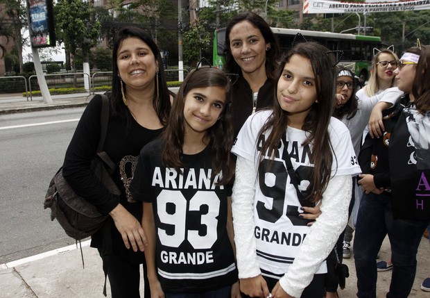Vanessa Lobato, Julia Lobato, Andreia Froio e Luiza Froio no show de Ariana Grande em São Paulo (Foto: Celso Tavares/EGO)