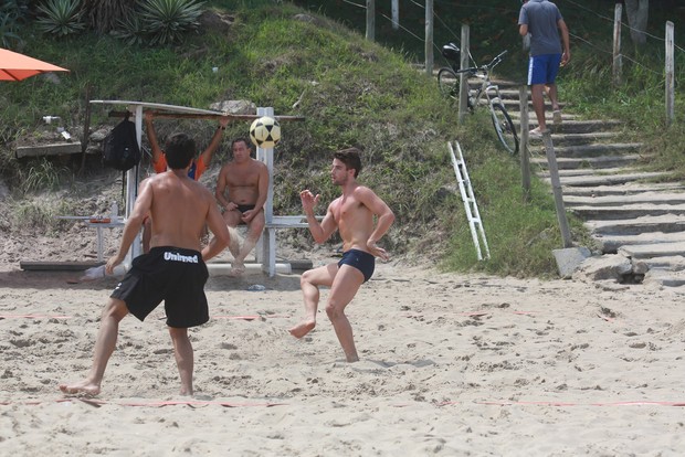 Rafael jogando futevôlei (Foto: Dilson Silva / AgNews)