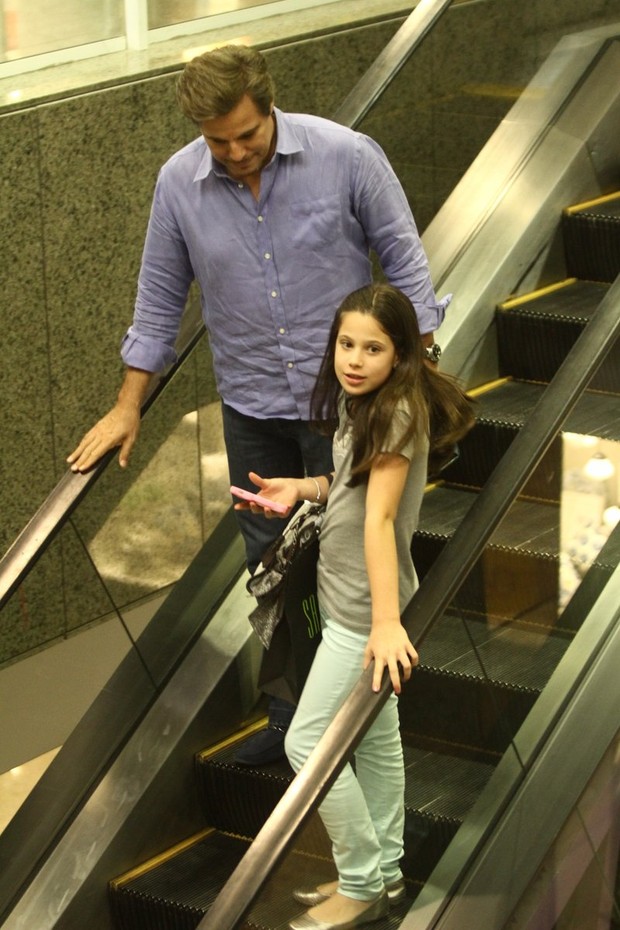 Edson Celulari com a filha Sophia (Foto: Marcos Ferreira / Foto Rio News)