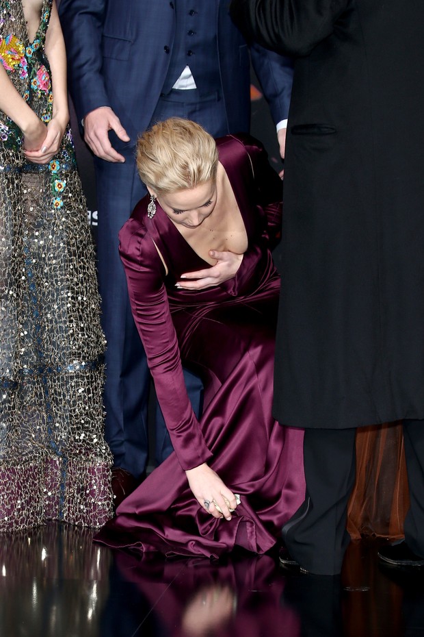 Jennifer Lawrence quase mostra demais em pré-estreia de Jogos Vorazes: A Esperança - Parte 2, em Berlim (Foto: Getty Imagem)