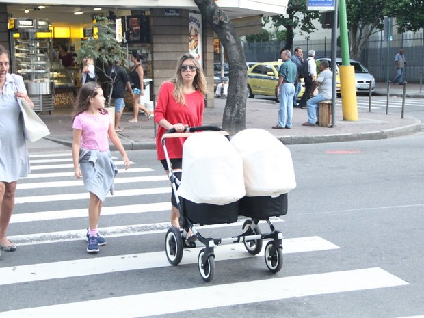 Mulher de Marcelo Serrado passeia com gêmeos (Foto: Rodrigo dos Anjos / AgNews)