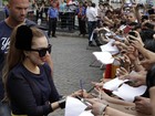 Fãs de Lady Gaga fazem protesto contra Madonna