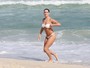 Ego Gr Vida Deborah Secco Vai Praia No Rio E Exibe Barriga