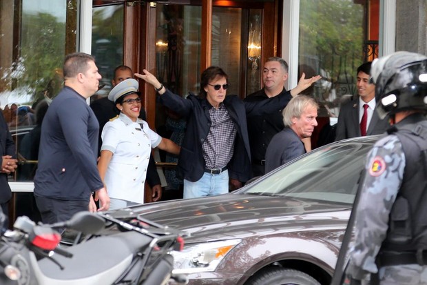 Paul McCartney na saída do hotel (Foto: André Freitas e Gabriel Reis/AgNews)
