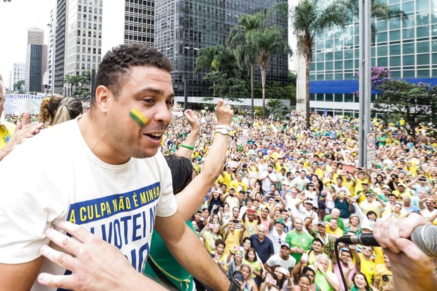Ronaldo na manifestação em SP (Foto:  Vanessa Carvalho / BPP / AGNEWS)