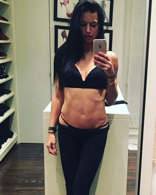 Adriana Lima posa para selfie com a barriga à mostra (Foto: Instagram/ Reprodução)