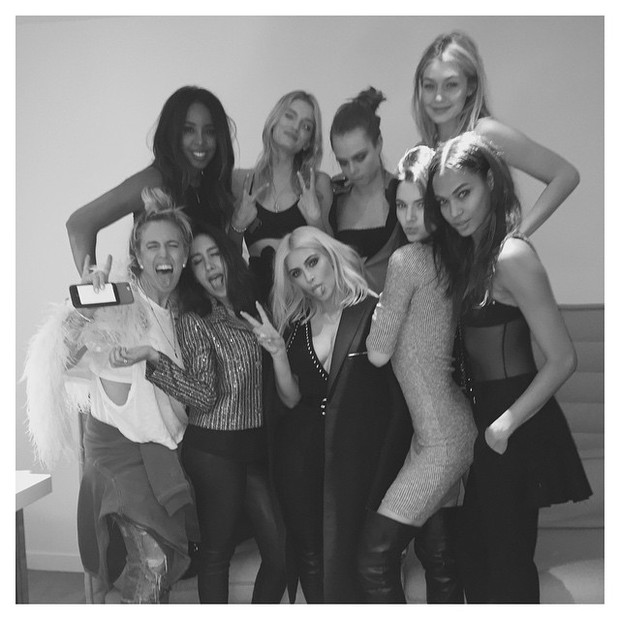 Kim Kardashian com amigas em show em Paris, na França (Foto: Instagram/ Reprodução)