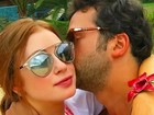 Com óculos de grife, Marina Ruy Barbosa ganha beijo do namorado