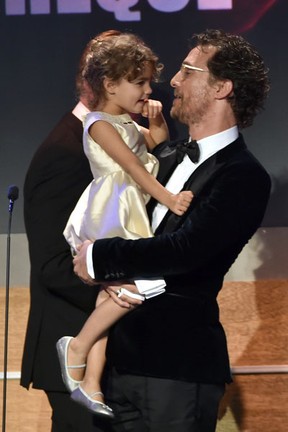 Matthew McConaughey com a filha Vida Alves McConaughey em premiação em Los Angeles, nos Estados Unidos (Foto: Kevin Winter/ Getty Images/ AFP)