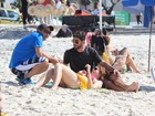 Ex-BBB Amanda vai à praia no Rio e aparece com novo namorado