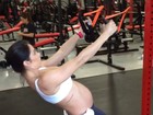 Bella Falconi malha com barrigão de grávida de fora
