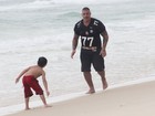 Alexandre Frota aproveita praia do Rio com o enteado