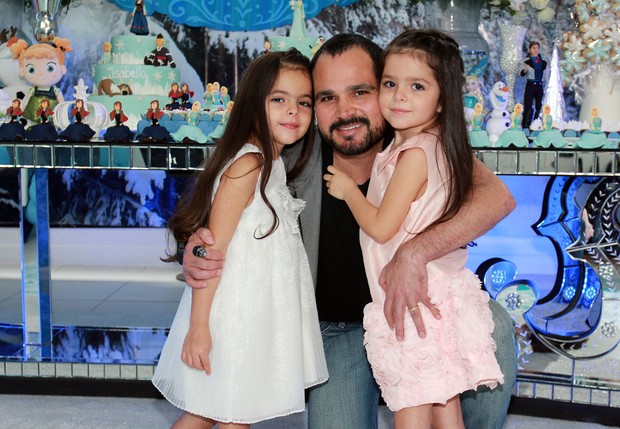 Luciano Camargo e as filhas (Foto: Celso Tavares / EGO)