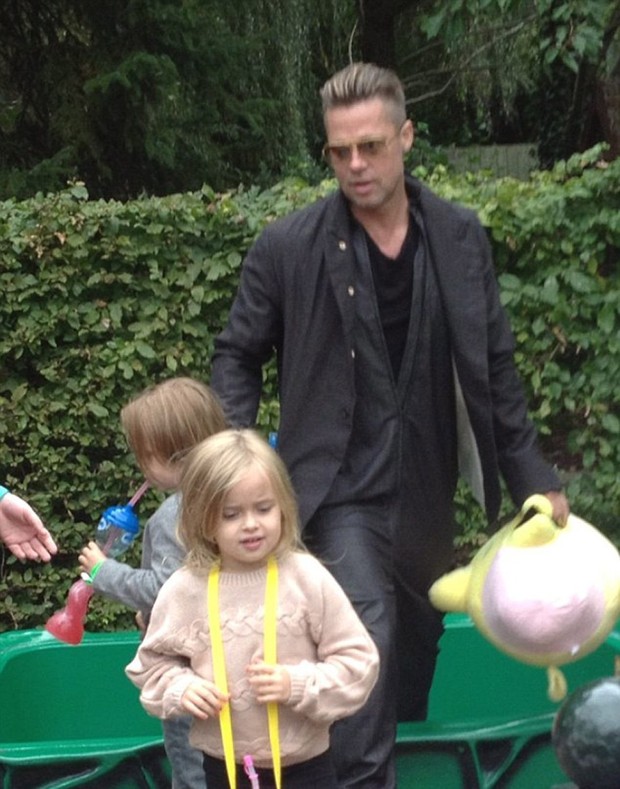 Brad Pitt com os filhos gêmeos Vivienne e Knox no parque Legoland, em Windsor, na Inglaterra (Foto: Grosby Group/ Agência)