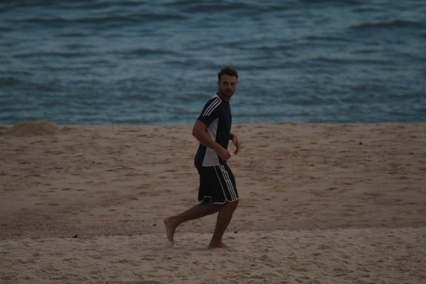 Cassio Reis corre na praia do pepino em Sao Conrado (Foto: Dilson Silva / AgNews)