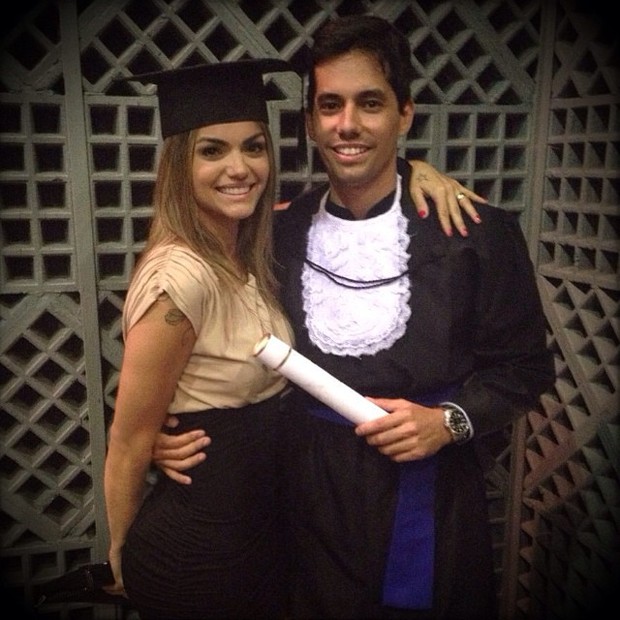 Kelly Key e o irmão, Thiago, na formatura dele no Rio (Foto: Instagram/ Reprodução)