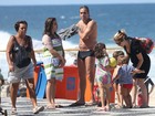 Cláudia Abreu vai à praia com a família no Rio